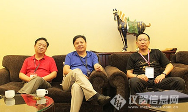 昆山市超聲儀器有限公司副總劉立人，在“專業(yè)教學(xué)實(shí)驗(yàn)室建設(shè)”計(jì)劃項(xiàng)目中發(fā)表重要講話，并代表公司捐贈(zèng)價(jià)值